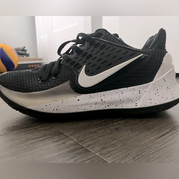 NIKE KYRIE 2 LOW Black and White Size 8.5 Men’s & Womens - Picture 1 of 10
